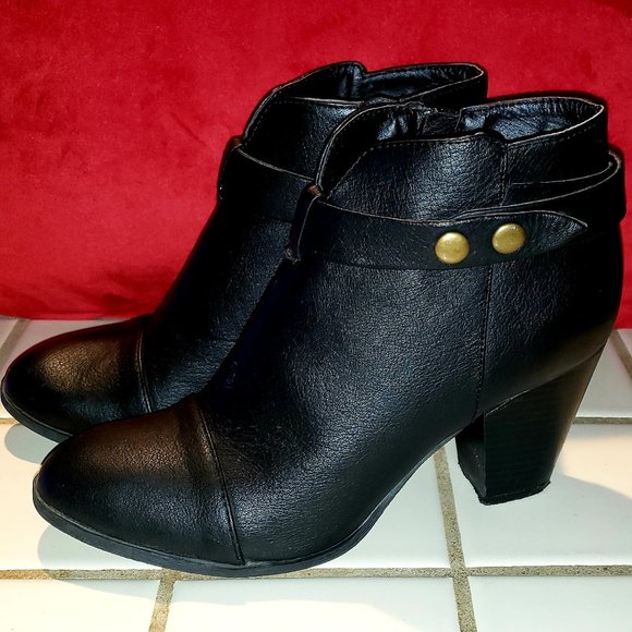 AMERICAN EAGLE BKACK FAUX LEATHER CHIC & SLEEK STYLISH ANKLE BOOTS 8 - Picture 5 of 8